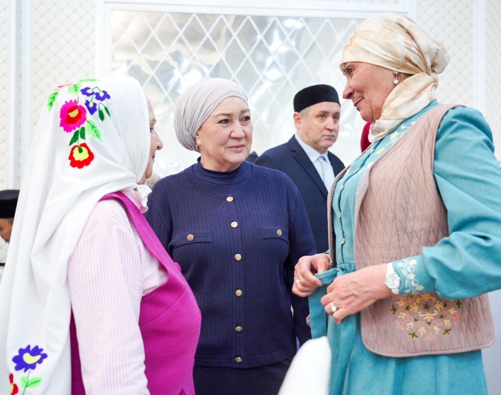 «Ярдәм» фонды журналистларны җыйды һәм көнүзәк сорауларга җавап бирде