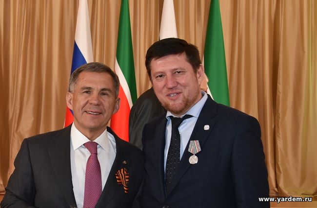 Татарстан Президенты Рөстәм Миңнеханов Илдар хәзрәт Баязитовка «Хезмәткә дан» медален тапшырды. Төп яңалыклар