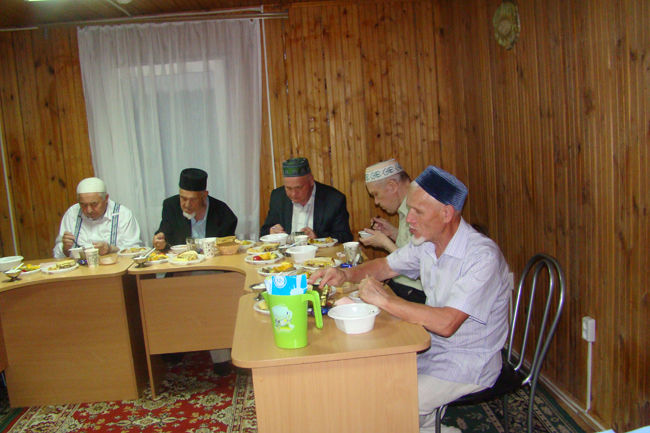 «Сөләйман» мәчетендә Рамазанның беренче көнендә Дамир хәзрәт Мәрвәров ифтар үткәрде